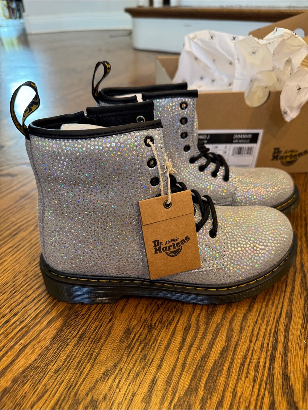 Dr. Martens Kids 1460 J in Spot Metallic NEW in box Size 5 Girl